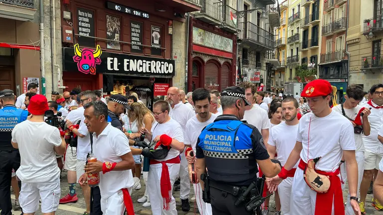 La Policía Municipal vigila muy de cerca los accesos a la plaza del Ayuntamiento. PABLO LASAOSA