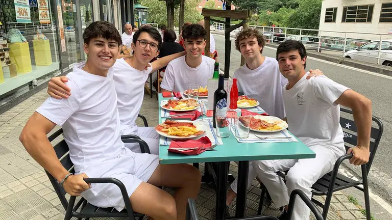 Los cinco amigos de Madrid abren el día 6 de julio con un buen almuerzo. Navarra.com