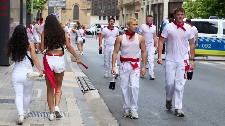 Ambiente por las calles de Pamplona en los momentos posteriores al Chupinazo que ha dado el inicio a las Fiestas de San Fermín 2025. IÑIGO ALZUGARAY