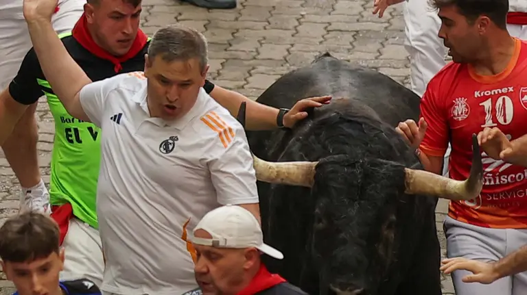 Juampe Lecuona. Mozos son perseguidos por uno de los toros de la ganadería gaditana de Fuente Ymbro en el tramo final que desemboca en el callejón de la Plaza de Toros, durante el primer encierro de los Sanfermines 2025, este lunes en Pamplona. EFE/ J.P. Urdiroz