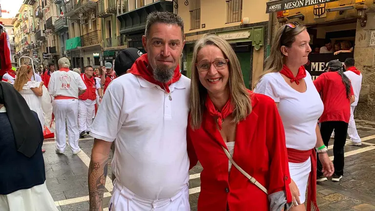 El corredor navarro del encierro Juanjo Martínez con su esposa Catalina. Navarra.com