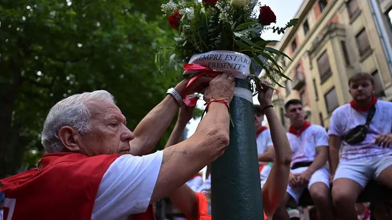 Miembros de la Cruz Roja de Navarra protagonizan un homenaje al fallecido portavoz de la organización José Aldaba en tras el primer encierro de los Sanfermines 2025, este lunes en Pamplona. EFE/ Daniel Fernández