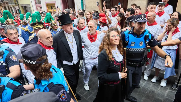 Vuelta de la procesión de San Fermín 2025 por la calle Curia hacia la Catedral de Pamplona. NAVARRA.COM