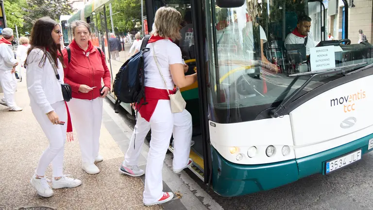 Unas personas suben al autobús durante la huelga de villavesas en Sanfermines 2025. IÑIGO ALZUGARAY