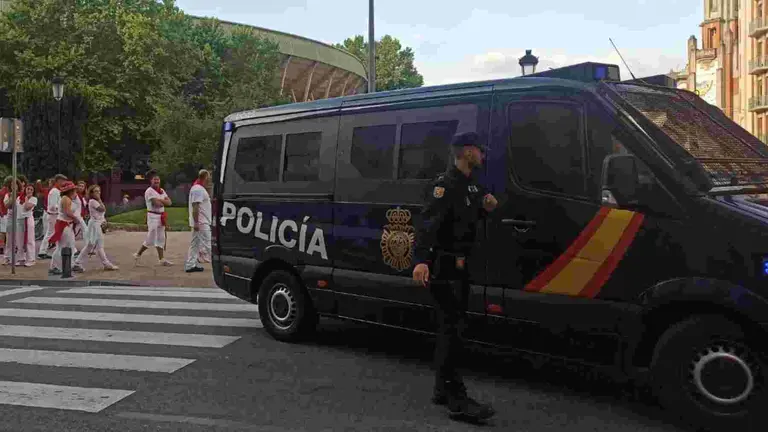 Un furgón de la Policía Nacional ante la plaza de toros de Pamplona. POLICÍA NACIONAL / ARCHIVO