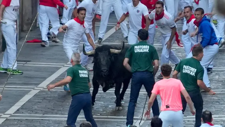 Segundo encierro de San Ferm&iacute;n 2025 el d&iacute;a 8 de julio con toros de Cebada Gago en Estafeta. EFE - AINHOA TEJERINA