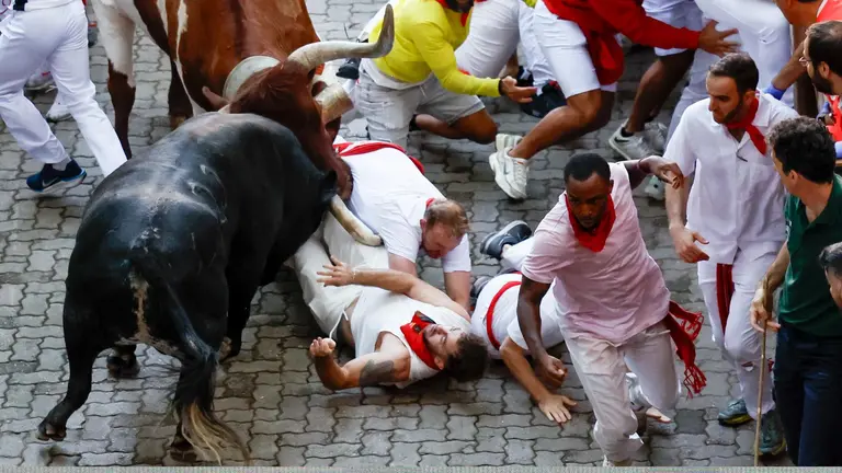 Segundo encierro de San Ferm&iacute;n 2025 el d&iacute;a 8 de julio con toros de Cebada Gago en la bajada al callej&oacute;n. EFE - JES&Uacute;S DIGES