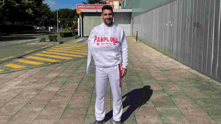 Un corredor experimentado de Caravaca de la Cruz (Murcia), Antonio García de 38 años, es el primer herido por asta de toro en los Sanfermines 2025 tras haber recibido un puntazo en la axila durante la segunda carrera de las fiestas protagonizada este martes por la ganadería de Cebada de Gago. EFE/Iker Canosa
