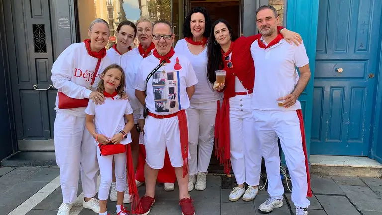 Gabriel Ezpeleta, en el centro de la imagen, junto a unos amigos y vecinos de la calle San Antón. Navarra.com