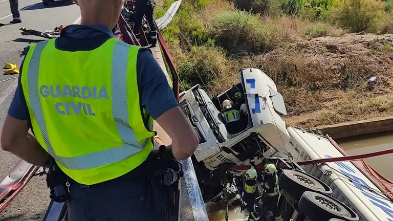 Imagen del camión accidentado tras caerse desde un puente.
- GUARDIA CIVIL