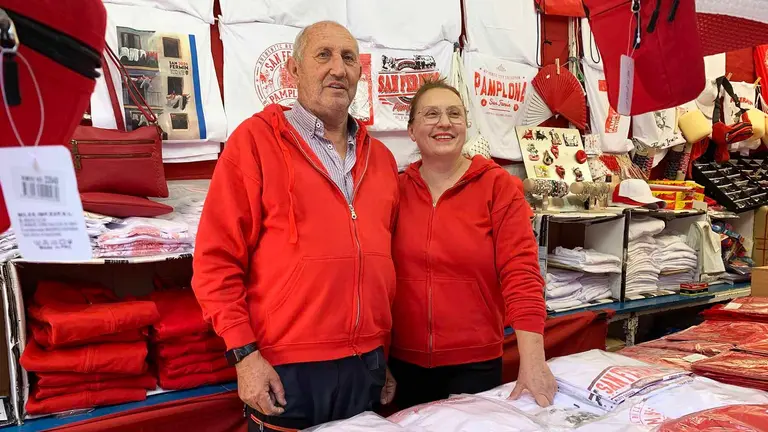 Saturnino y Prudencia en su puesto de venta de ropa de San fermín en Pamplona. Navarra.com