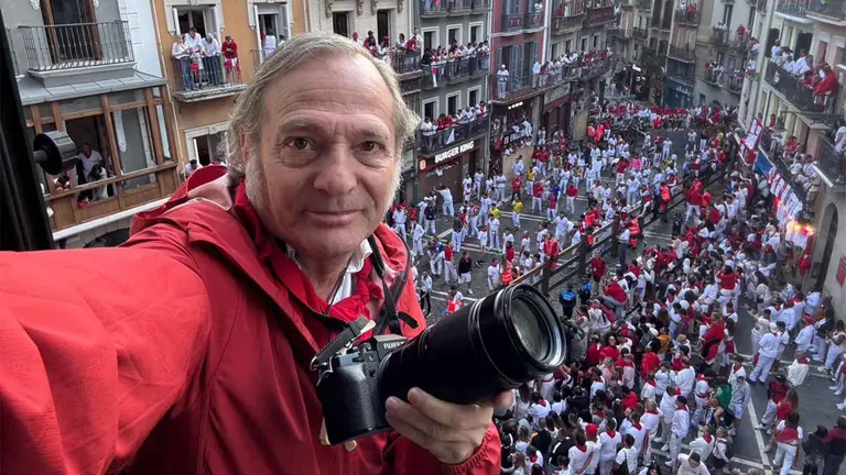 Manuel Agüera, fotografo sevillano que ha visitado Pamplona en San Fermín. CEDIDA