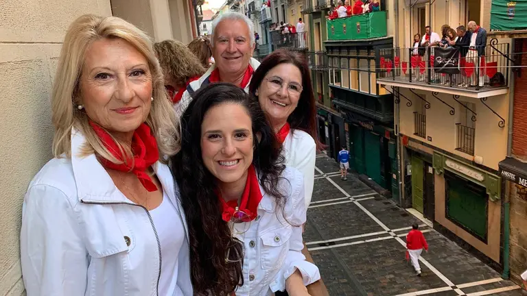 La familia de Jaén que ha visto por primera vez el encierro en un balcón de Estafeta. Navarra.com