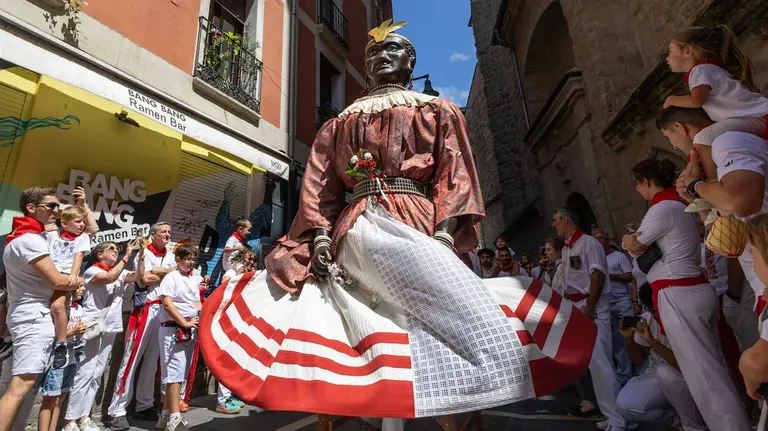 Cientos de niños recorren las calles con la Comparsa. Maite H. Mateo.-27
