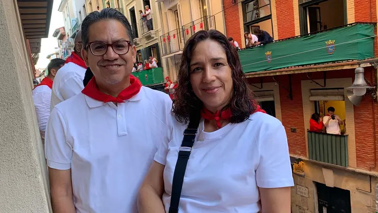 Gustavo y Janette en un balcón de la calle Estafeta para ver el encierro de Victoriano del Río. Navarra.com