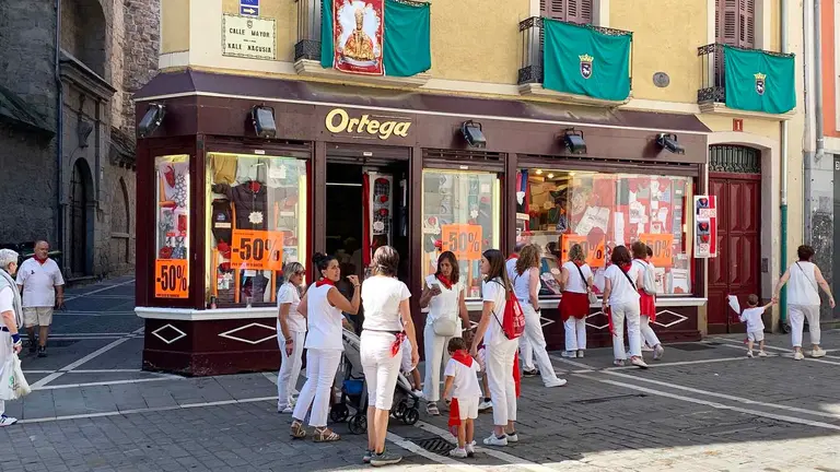 La tienda de tejidos Casa Ortega está situada al inicio de la calle Mayor en Pamplona. Navarra.com
