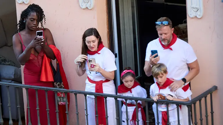 Ambiente en los momentos previos al cuarto encierro de San Fermín 2025 con toros de la ganadería de Victoriano del Río en el tramo de Mercaderes. IÑIGO ALZUGARAY