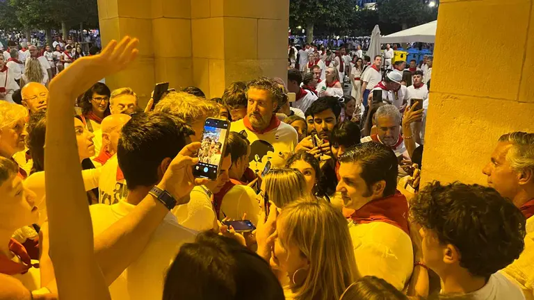 Gran recibimiento al torero José Antonio Morante de la Puebla en el Hotel La Perla de Pamplona. PABLO LASAOSA