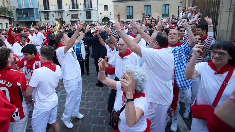 La música de las Dianas de San Fermín marca el inicio de las fiestas cada mañana a las 6.45 horas con la banda municipal La Pamplonesa recorriendo las calles del casco viejo de Pamplona tocando canciones típicas sanfermineras. IÑIGO ALZUGARAY