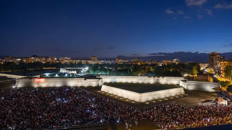 Miles de personas acuden a ver los fuegos artificiales en San Fermín. Maite H. Mateo.-07