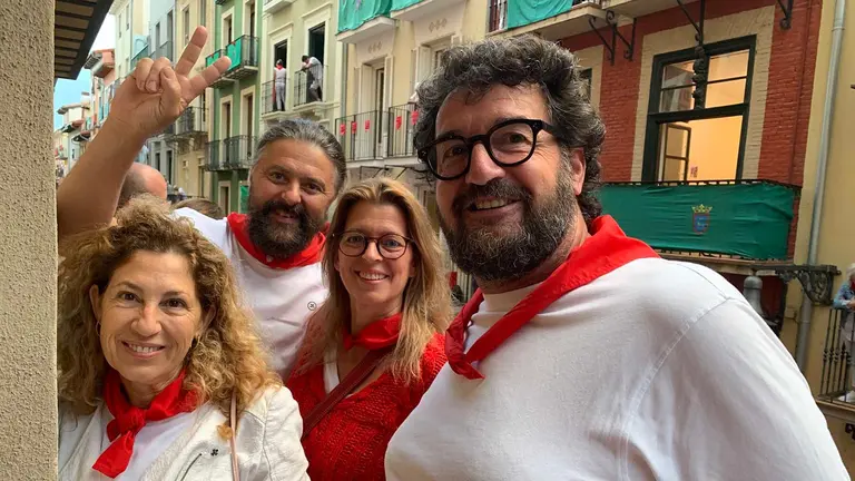Las dos parejas de Soller (Mallorca) sonríen desde un balcón donde han visto el encierro. Navarra.com