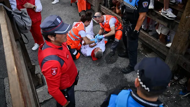Quinto encierro de San Fermín 2025 con toros de Jandilla en el tramo de Telefónica. PABLO LASAOSA