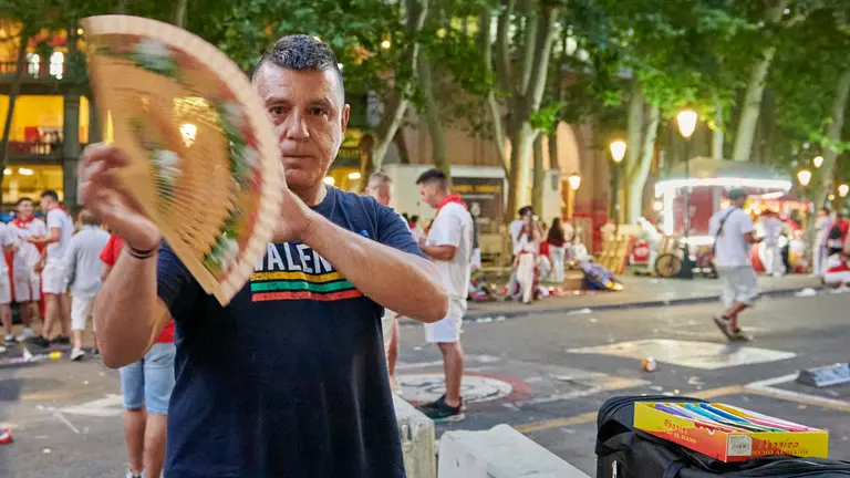 Álvaro Cabreras viene desde Valencia a San Fermín para vender 300 abanicos. IRANZU LARRASOAÑA