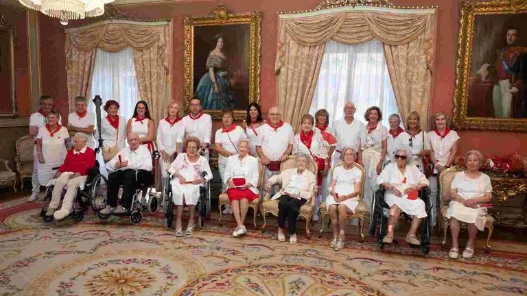 Los ocho centenarios de Pamplona homenajeados en el Ayuntamiento de Pamplona. CEDIDA