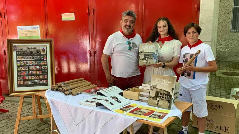 Manuel Sagüés, Jara del Amo y Ion, sobrino de Manuel, en el stand de venta junto a la Plaza de Toros de Pamplona. Navarra.com