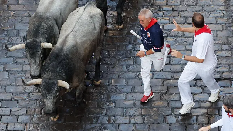 Sexto encierro de San Fermín 2025 el día 12 de julio con toros de José Escolar en Mercaderes. EFE - VILLAR LÓPEZ