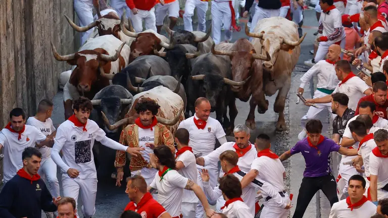 Sexto encierro de San Ferm&iacute;n 2025 el d&iacute;a 12 de julio con toros de Jos&eacute; Escolar en Santo Domingo. EFE - JES&Uacute;S DIGES (2)