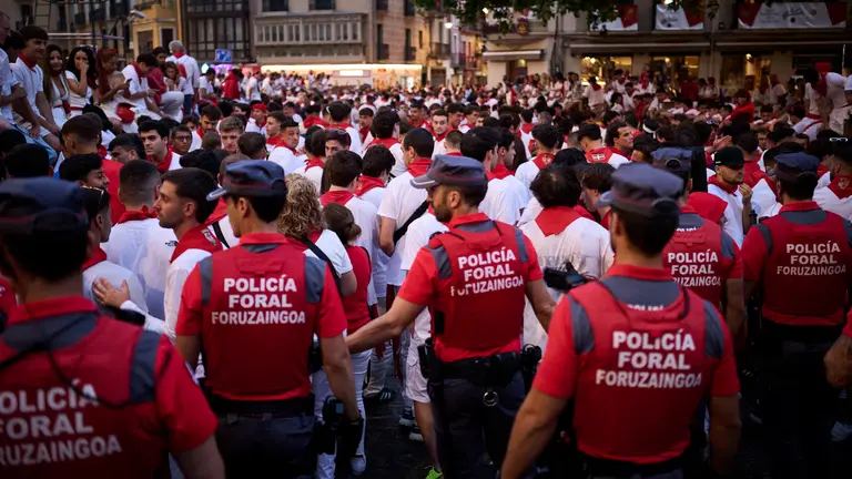 Sexto encierro de San Fermín 2025 con toros de José Escolar en la curva de Telefónica. PABLO LASAOSA