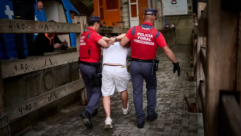 Sexto encierro de San Fermín 2025 con toros de José Escolar en la curva de Telefónica. PABLO LASAOSA