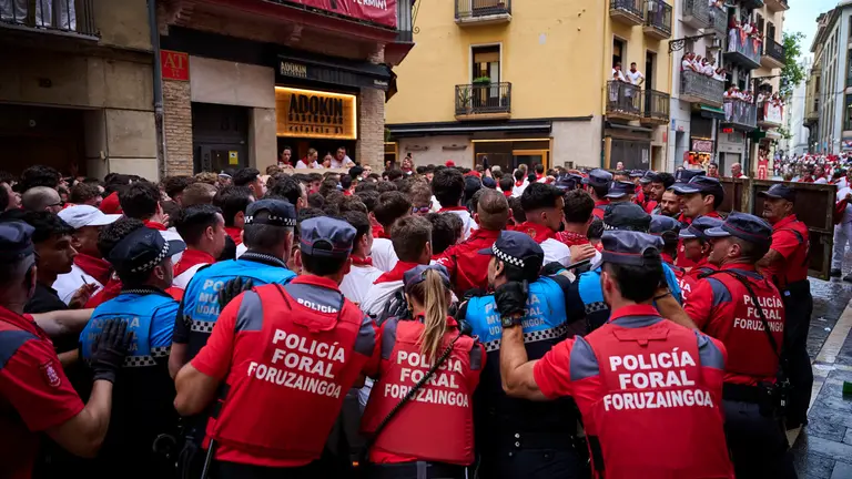 Sexto encierro de San Fermín 2025 con toros de José Escolar en la curva de Telefónica. PABLO LASAOSA