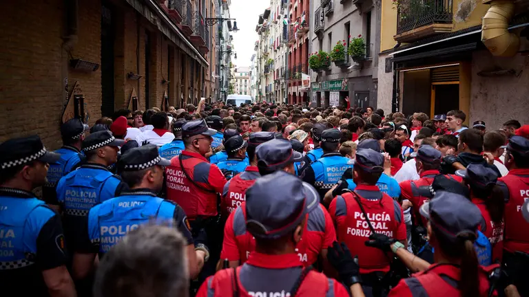 Sexto encierro de San Fermín 2025 con toros de José Escolar en la curva de Telefónica. PABLO LASAOSA