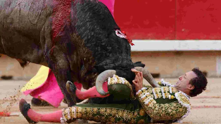 El torero Rafalillo durante la lidia a su segundo toro de la tarde, al que cortó una oreja, en la octava de abono de la Feria de Toro de los Sanfermines 2025 con toros de la ganadería de José Escolar y en la que comparte cartel con los diestros Fernando Robleño y Juan de Castilla.  EFE/ Villar López