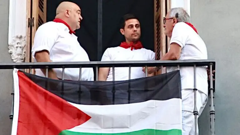 Cata, Alessio Lisci y Luis Sabalza en el encierro de San Fermín. IÑIGO ALZUGARAY