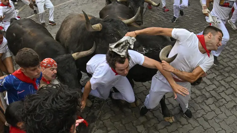 Séptimo encierro de San Fermín 2025 el día 13 de julio con toros de La Palmosilla en Telefónica. EFE - DANIEL FERNÁNDEZ