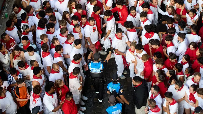 Imagen de ambiente en el encierro de San Fermín. IÑIGO ALZUGARAY