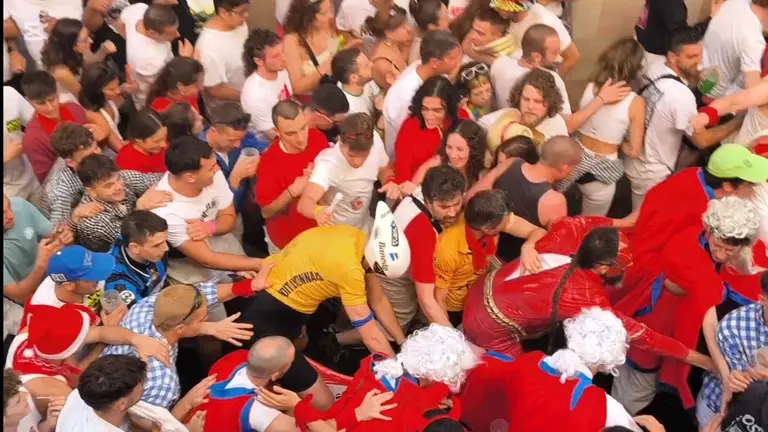 Multitudinario encierro de la villavesa de San Fermín. NAVARRA.COM