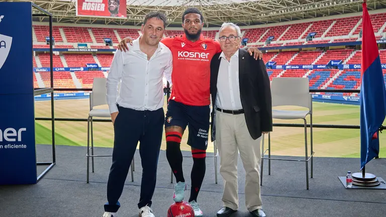 El lateral derecho francés Valentín Rosier (c), procedente del Leganés, ha sido presentado este martes en El Sadar como jugador de Osasuna para las próximas tres temporadas. Rosier ha estado acompañado de Luis Sabalza (d), presidente de la entidad, y de Braulio Vázquez (i), director deportivo. EFE/ J.P. Urdíroz