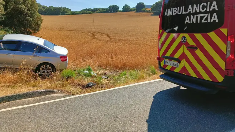 Imagen de vehículo accidentado en Abárzuza. BOMBEROS DE NAVARRA
