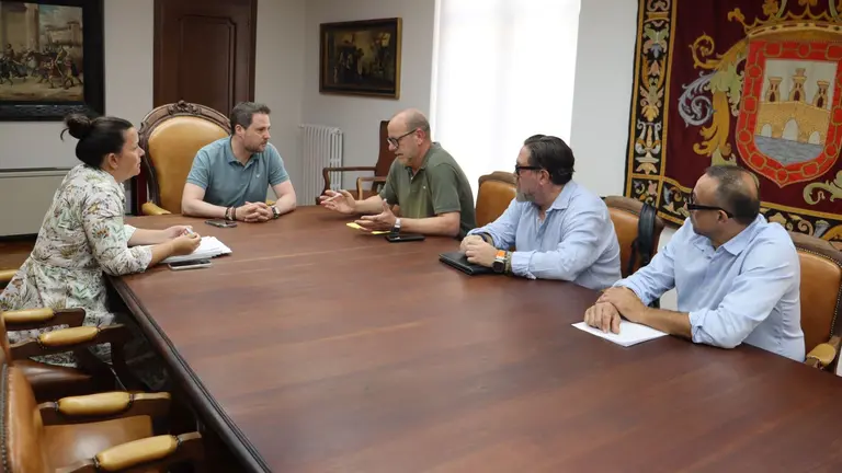 La nueva junta directiva de la Orden del Volatín ha sido recibida en el Ayuntamiento de Tudela. AYUNTAMIENTO DE TUDELA