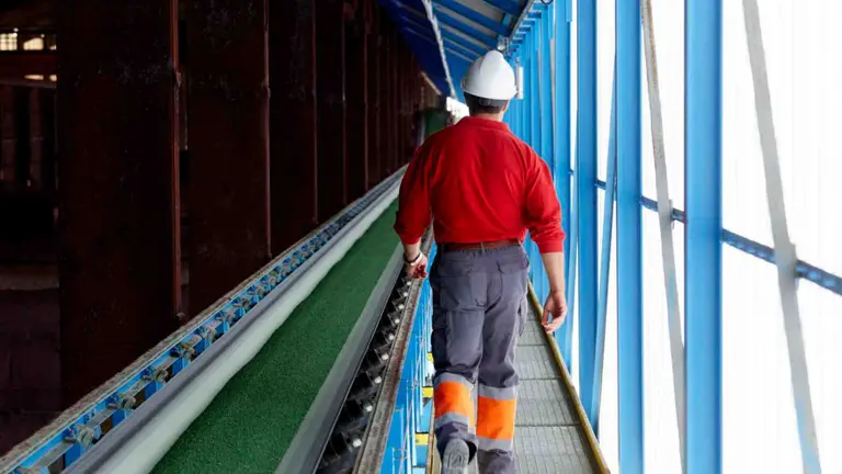 Un trabajador de Timac Agro en la planta de Lodosa. TIMAC AGRO