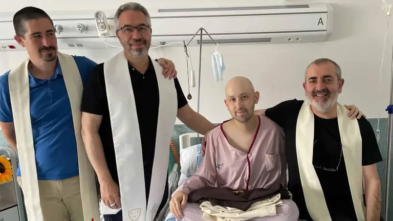 Pablo María de la Cruz, el joven carmelita que entregó su vida con 21 años tras profesar sus votos, en una imagen en el hospital.