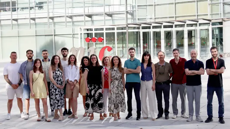 De izquierda a derecha: Iván Fernández-López, Diego Mañanes, Ana Redondo-Urzainqui, Miguel Galán, Sarai Martínez-Cano, Marcos Femenía-Muiña, Vanessa Núñez, Eleftheria Papaioannou, Alessia Ferrarini, Coral Barbas, Annalaura Mastrangelo, Iñaki Robles-Vera, Vanesa Alonso-Herranz, Jesús Vázquez, David Sancho, Juan Antonio López y Rafael Barrero-Rodríguez. CNIC