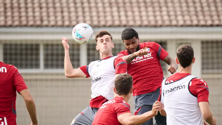 Los jugadores de Osasuna se entrenan en las instalaciones de Tajonar preparando la temporada 25/26. PABLO LASAOSA