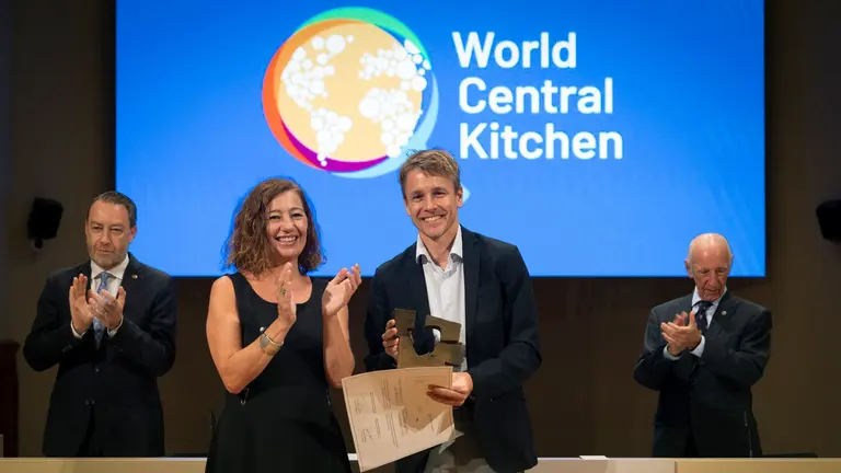 La ONG World Central Kitchen, fundada por el chef español José Andrés, ha recibido este mediodía el Premio Internacional Jaime Brunet a la Promoción de los Derechos Humanos 2024 de la Universidad Pública de Navarra (UPNA) por su compromiso en la asistencia alimentaria en situaciones de emergencia. El acto ha estado presidido por el rector de la UPNA, Ramón Gonzalo (presidente de la Fundación); la presidenta del Congreso de los Diputados, Francina Armengol (presidenta honoraria de la Fundación); y el vicepresidente de la Fundación, Joaquín Mencos (d), y ha recogido el galardón Mark Frantz (2d), representante de la ONG. EFE/Villar López