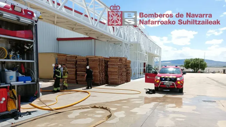 Los bomberos extinguen un incendio en una freidora industrial en Funes. CEDIDA