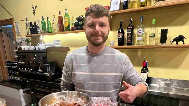 Fran, en su restaurante de Aguilar de Codes. HOLAPUEBLO